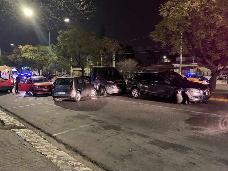 Un VW Up protagonizó un accidente en cadena en la Núñez (Foto: @juantognetti).