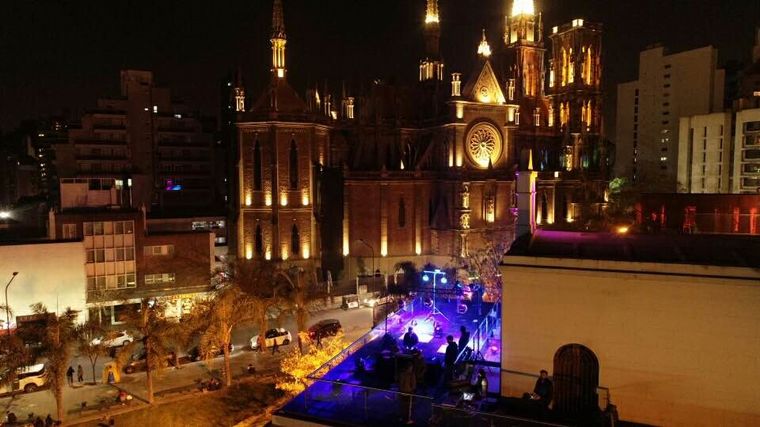 Lito Quinteros animó la cuarentena con un show desde la azotea del Buen Pastor.