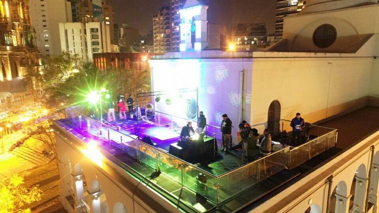 Lito Quinteros animó la cuarentena con un show desde la azotea del Buen Pastor.