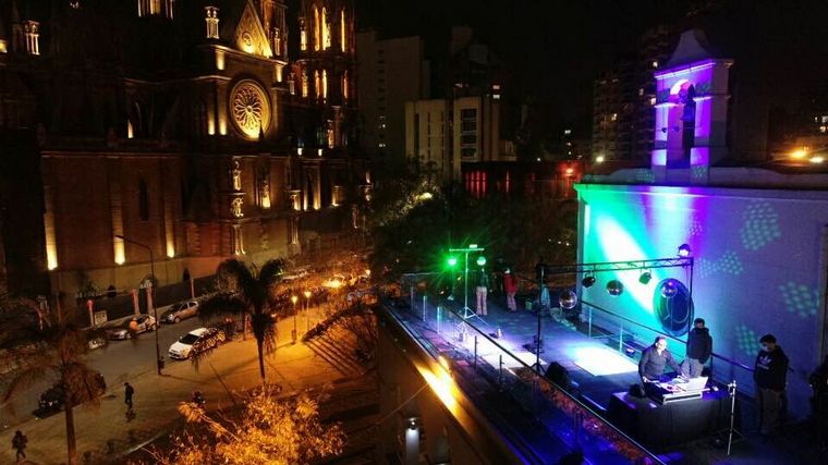 Lito Quinteros animó la cuarentena con un show desde la azotea del Buen Pastor.