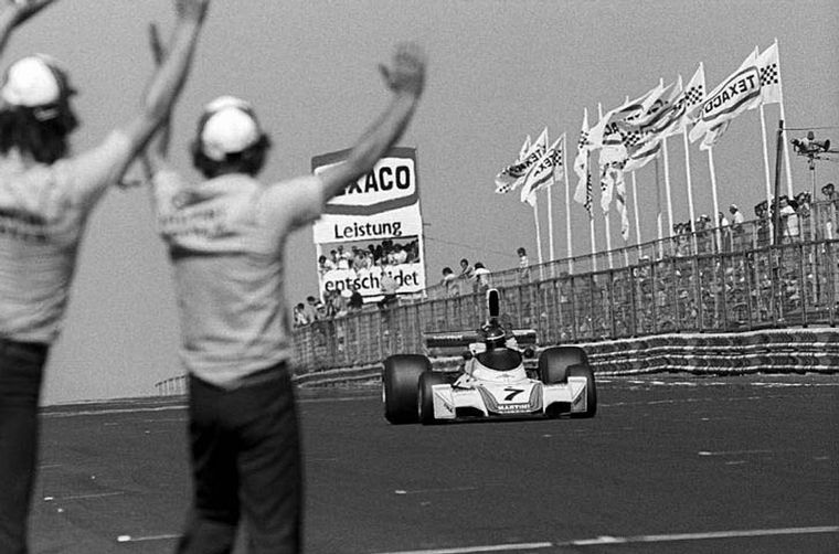 Los mecánicos de Brabham saludan a Reutemann ganador en Nürburgring 1975.