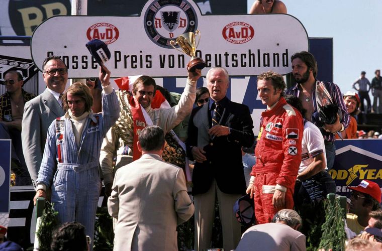 FOTO: Los mecánicos de Brabham saludan a Reutemann ganador en Nürburgring 1975.