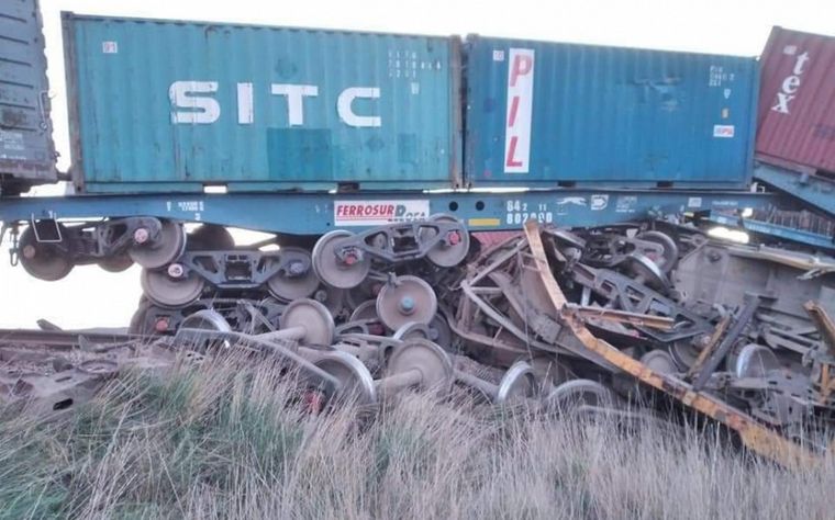 FOTO: El descarrilamiento del tren ocasionó un incendio de pastizales cerca de Bahía Blanca