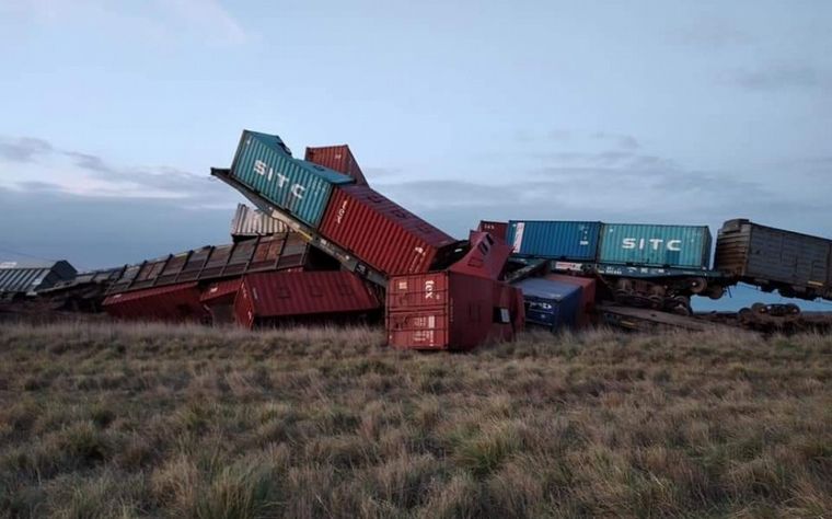 El descarrilamiento del tren ocasionó un incendio de pastizales cerca de Bahía Blanca