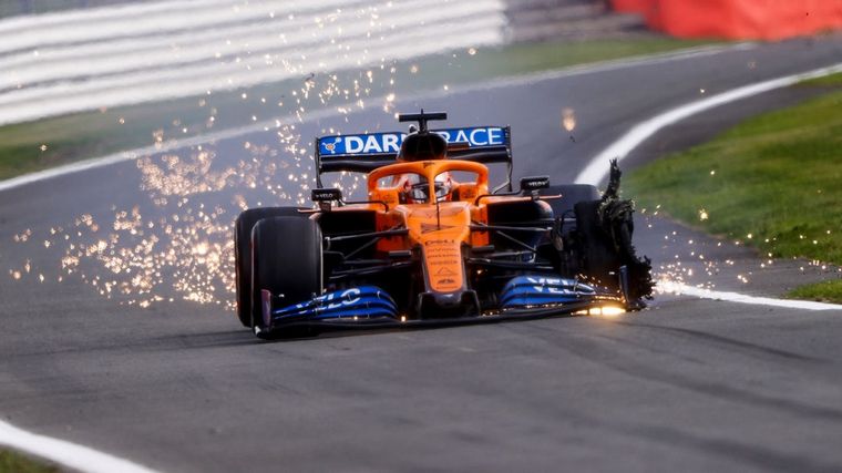 El McLaren de Sainz Jr. avanzaba en el 4° puesto, pero rompió una goma en el final