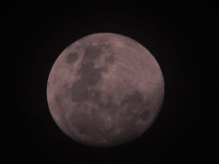 La luna llena, un poema en la noche de agosto.