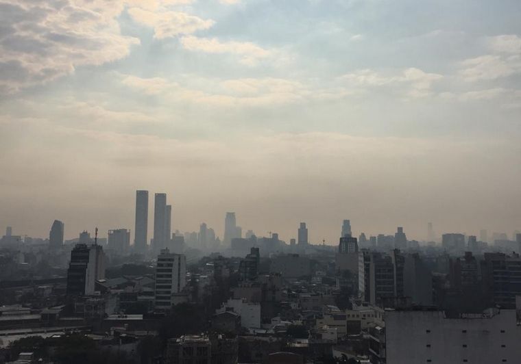 Columna de humo sobre Ciudad de Buenos Aires