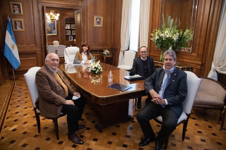Cristina Fernández recibió a representantes del CAA.