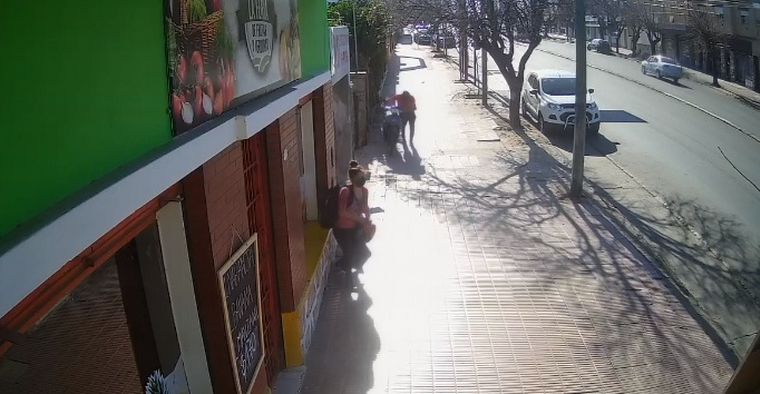 La secuencia del robo quedó registrada en un video.