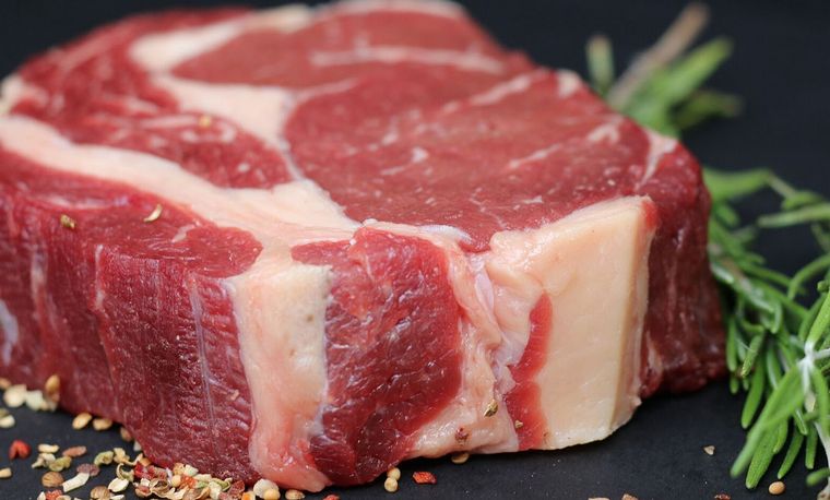 Los insólitos movimientos de un filete de carne cruda