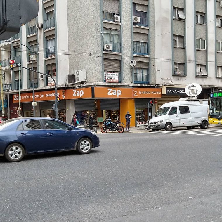 Comerciantes de Once abren sus puertas sin estar habilitados