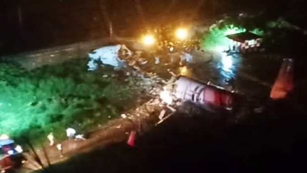 El avión se partió en dos.