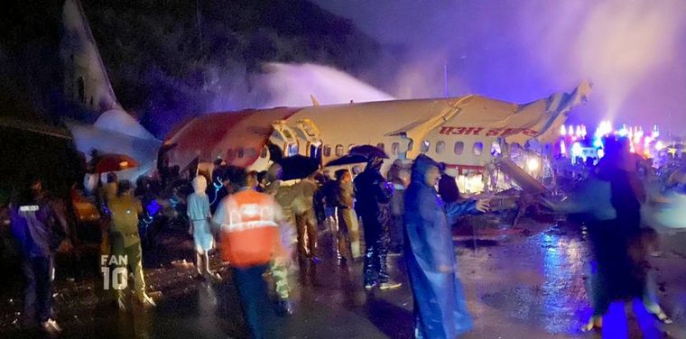 El avión impactó contra la pista cuando aterrizaba.