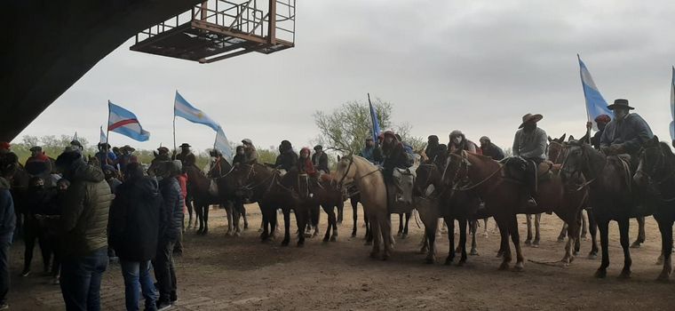Ganaderos e isleños protestan debajo del puente Rosario-Victoria.