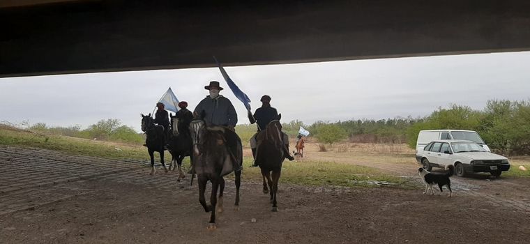 Ganaderos e isleños protestan debajo del puente Rosario-Victoria.