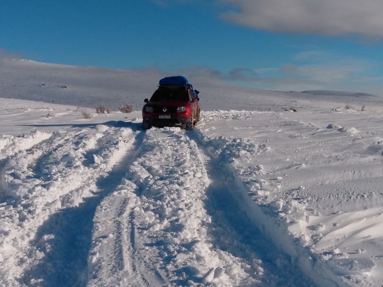 AUDIO: La nieve mantiene aislada a una familia y piden ayuda: desbloquear caminos y forraje