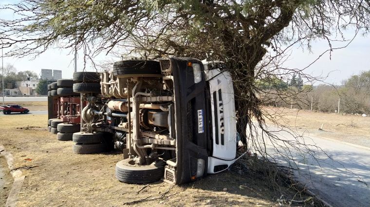 Impresionante vuelco de un camión en La Calera.