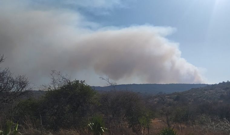 FOTO: Las llamas devoran una zona forestal en Tanti, en el Valle de Punilla. 