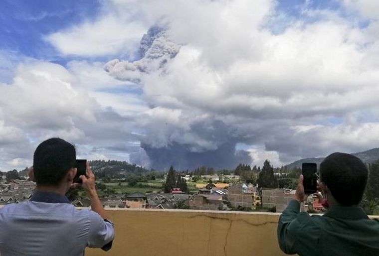 FOTO: El Volcán Sinabung presenta actividad eruptiva