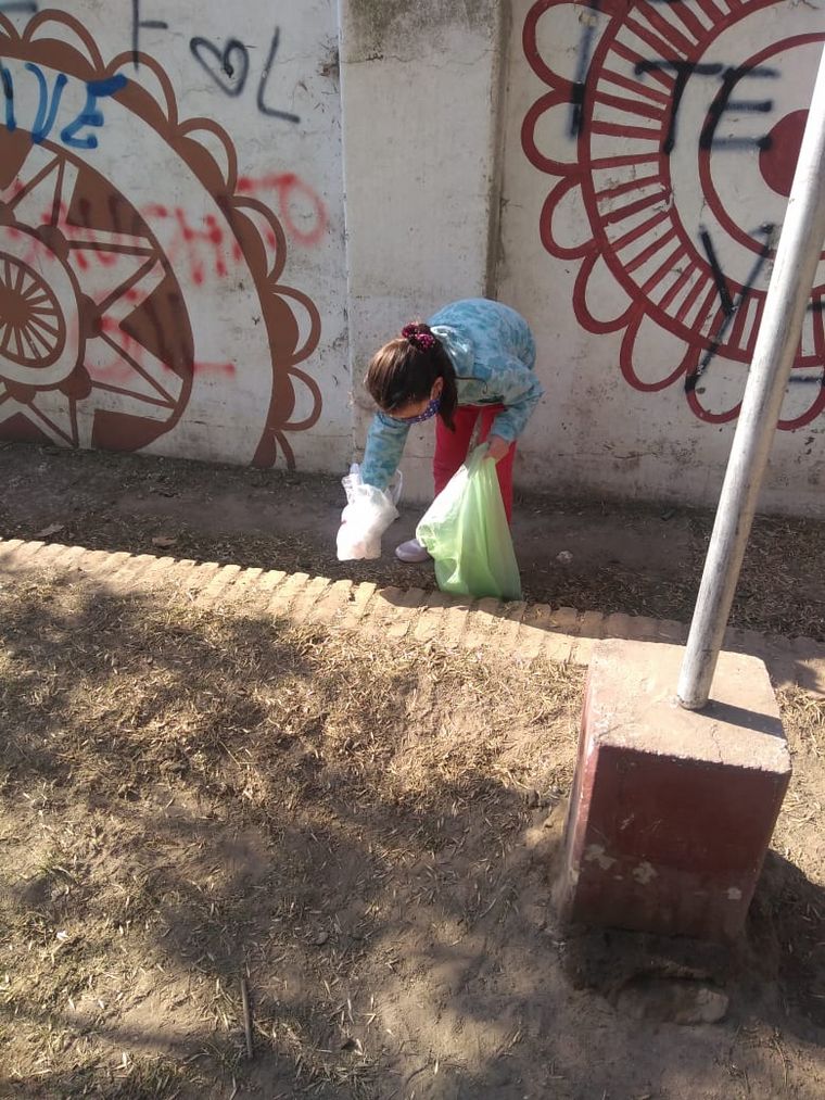 Con 7 años, limpió la plaza y pegó carteles para los vecinos