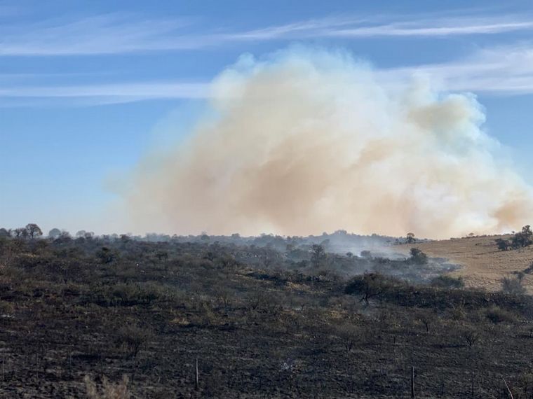 AUDIO: Bomberos combaten un incendio en Las Jarillas