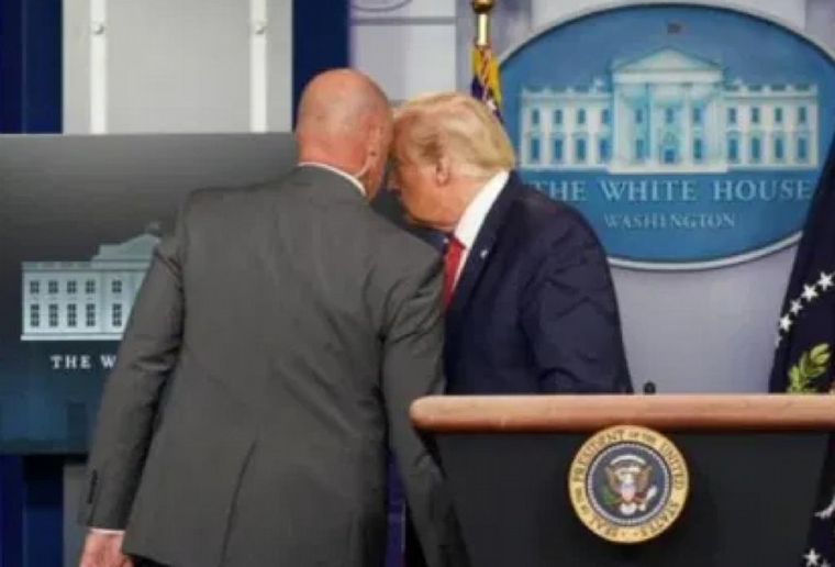 Evacuaron a Trump en medio de una conferencia de prensa