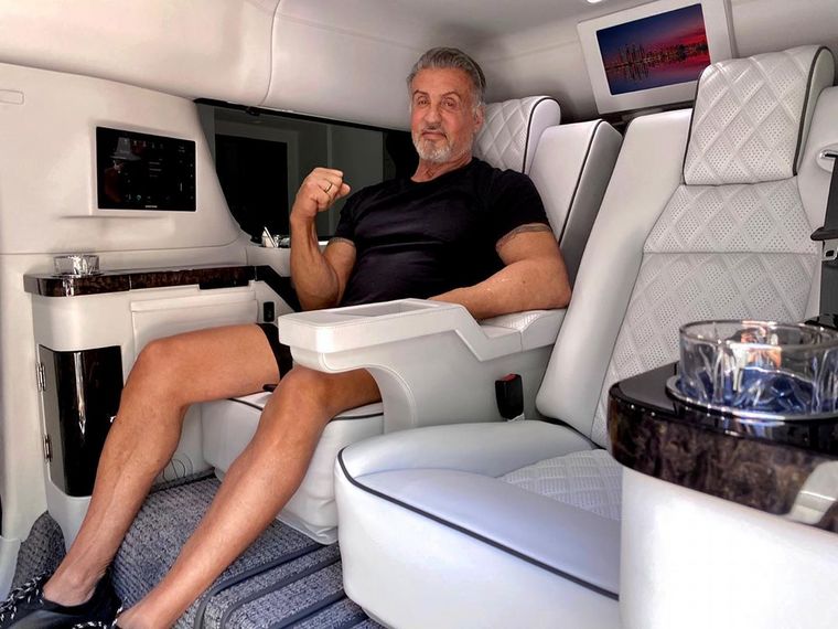 La impresionante camioneta limusina de Sylvester Stallone.
