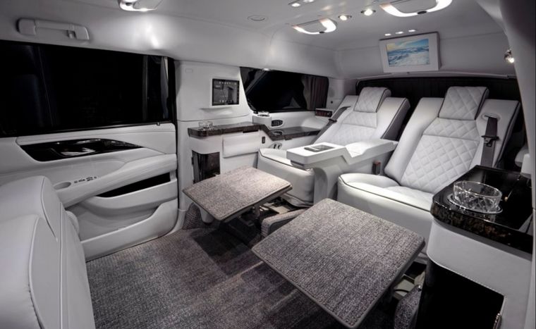 La impresionante camioneta limusina de Sylvester Stallone.