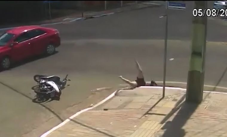 La mujer terminó adentro de la alcantarilla.