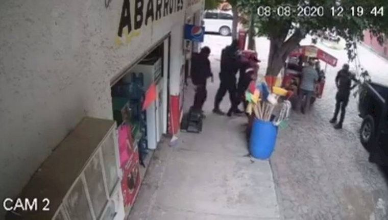 Investigan secuestro de un comerciante por sujetos vestidos de policías en México