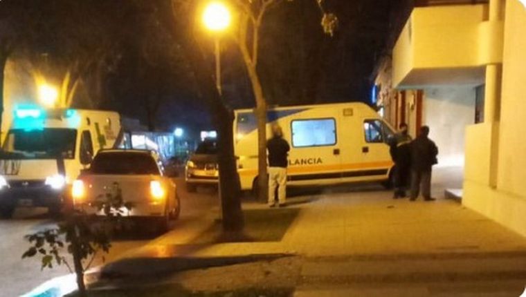 La ambulancia que llegó al domicilio de Nardelli (Foto: @cyngarciaradio)