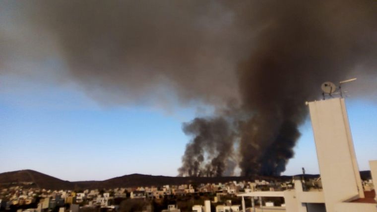 El incendio afecta a la reserva natural detrás de La Estanzuela.