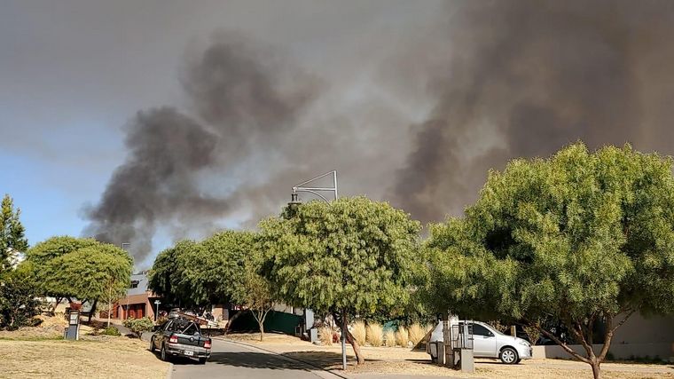 El incendio afecta a la reserva natural detrás de La Estanzuela.