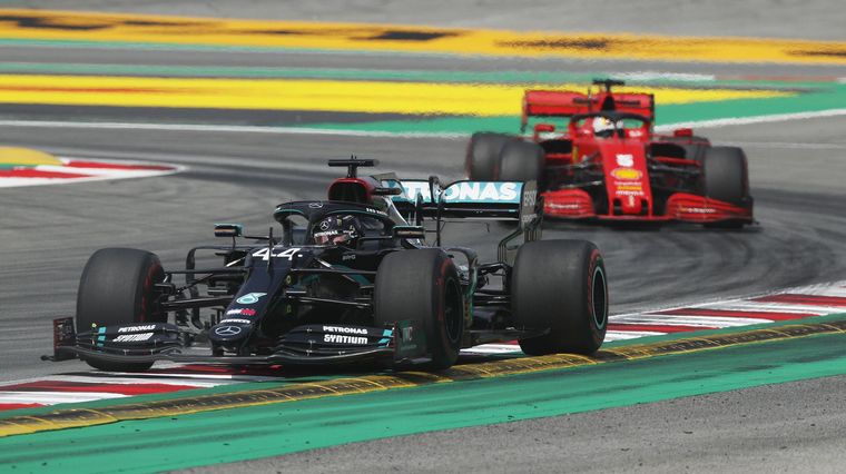 Hamilton -aquí, delante de Vettel- lideró la FP2 en el GP de España