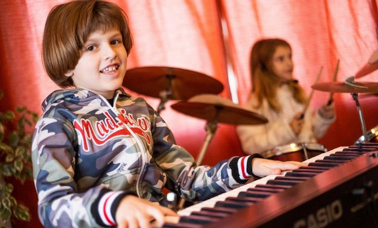 Ástor e Indira sorprenden a todos con su talento musical