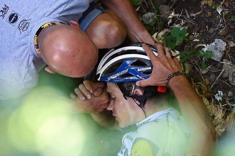 Un ciclista cayó de un puente en la Vuelta de Lombardía
