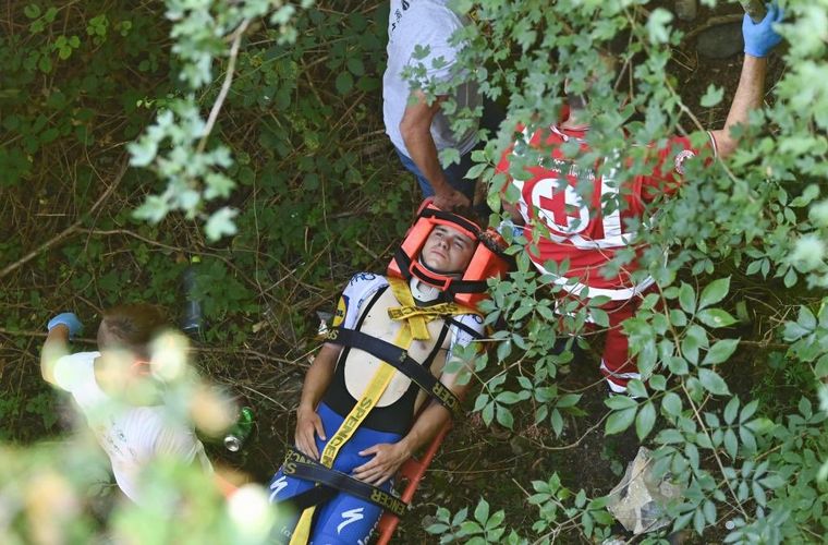 Un ciclista cayó de un puente en la Vuelta de Lombardía