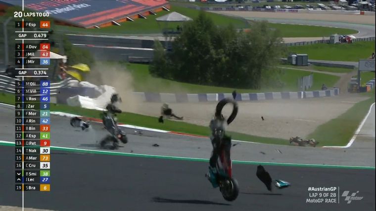 Las motos de Zarco y Morbidelli volando entre el pelotón de punta tras el toque
