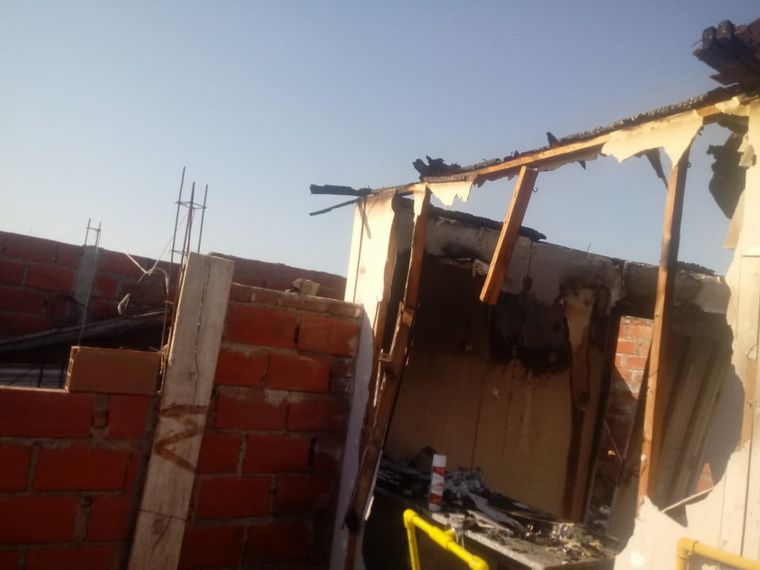 FOTO: Se prendió fuego la casa de un enfermero del Hospital San Roque.