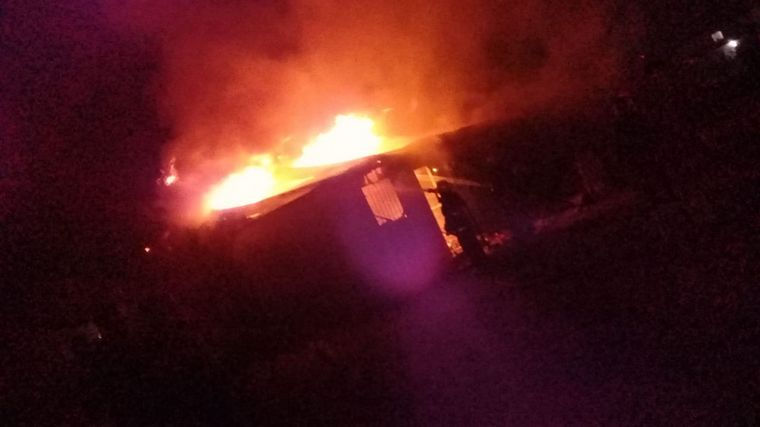 FOTO: Se prendió fuego la casa de un enfermero del Hospital San Roque.
