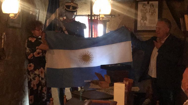Cadena 3 donó una bandera argentina a la casa museo de San Martín en Palencia.