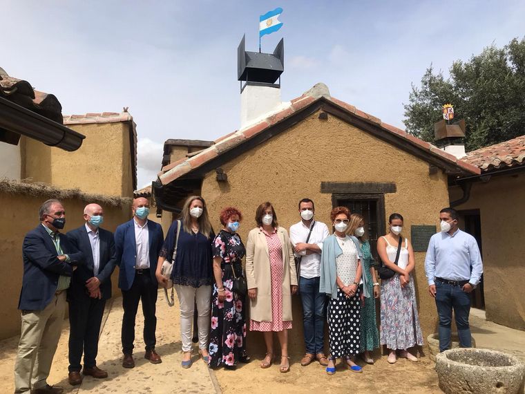 Cadena 3 donó una bandera argentina a la casa museo de San Martín en Palencia.