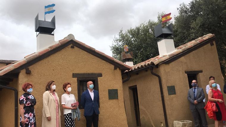 Cadena 3 donó una bandera argentina a la casa museo de San Martín en Palencia.