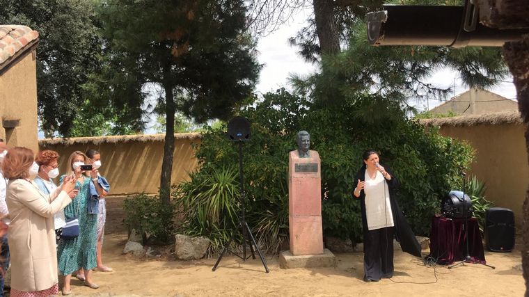 Cadena 3 donó una bandera argentina a la casa museo de San Martín en Palencia.