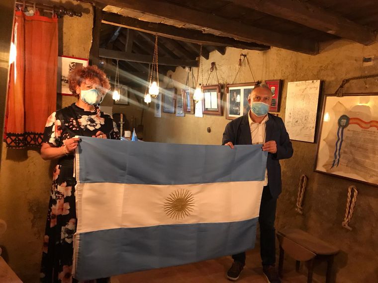 FOTO: Cadena 3 donó una bandera argentina a la casa museo de San Martín en Palencia.