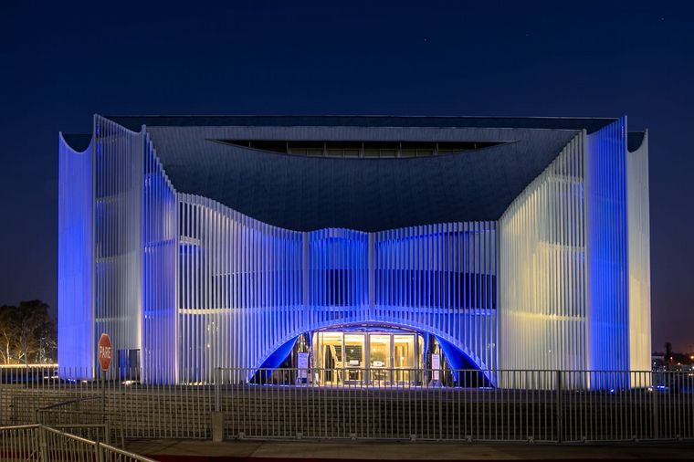 La Legislatura se iluminó de celeste y blanco en memoria de San Martín.