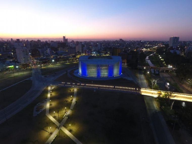 La Legislatura se iluminó de celeste y blanco en memoria de San Martín.