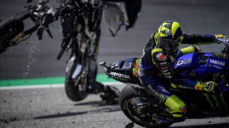 Valentino Rossi esquiva milagrosamente una moto descontralada en el Red Bull Ring