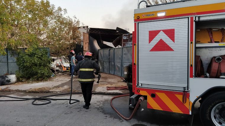 El incendio se registró en un taller de barrio Nueva Italia.
