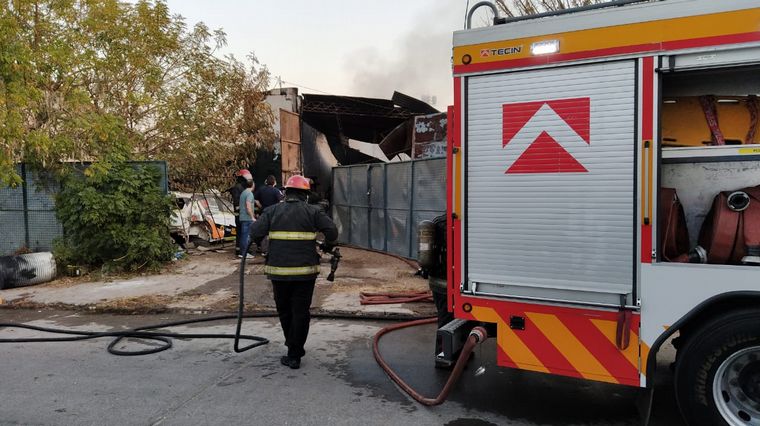 AUDIO: Explosión e incendio en un taller en barrio Nueva Italia de Córdoba